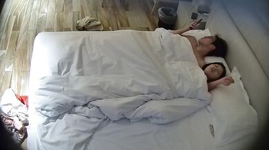 性瘾女友爱裸睡欲求不满翻来覆去缠着男友要啪啪 漏点较多 眼镜妹比男人更好色 12V (1)